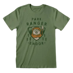 Grøn T-shirt med en badge-lignende grafik af en Ewok, teksten "Park Ranger Endor" og små træillustrationer.