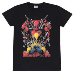 Sort t-shirt med Deadpool og Wolverine omgivet af forskellige våben i baggrunden