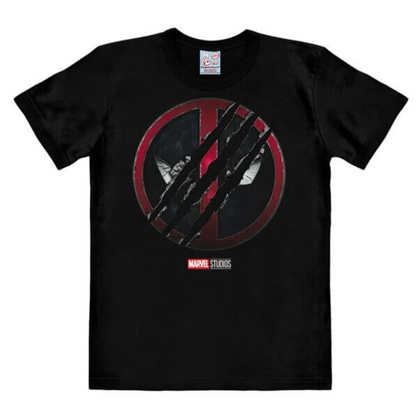 ChatGPT Sort t-shirt med Marvel Studios logo. Foran på t-shirten er der en Deadpool-logo, som er blevet skåret over med tre klomærker, der refererer til Wolverine.