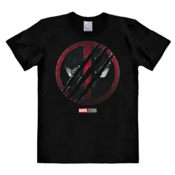 Sort t-shirt med Marvel Studios logo. Foran på t-shirten er der en Deadpool-logo, som er blevet skåret over med tre klomærker, der refererer til Wolverine.