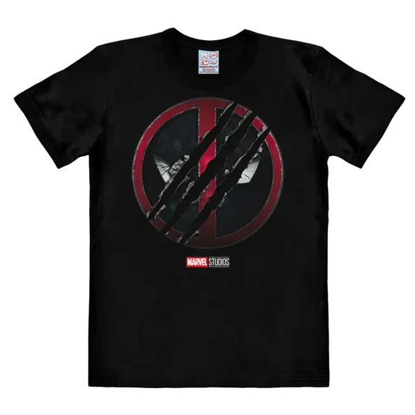 Sort t-shirt med Marvel Studios logo. Foran på t-shirten er der en Deadpool-logo, som er blevet skåret over med tre klomærker, der refererer til Wolverine.